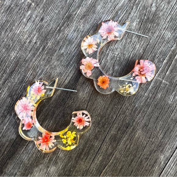 Scalloped Edge Hoop Real Pressed Flower Resin Earrings Pink Yellow - Picture 2 of 9